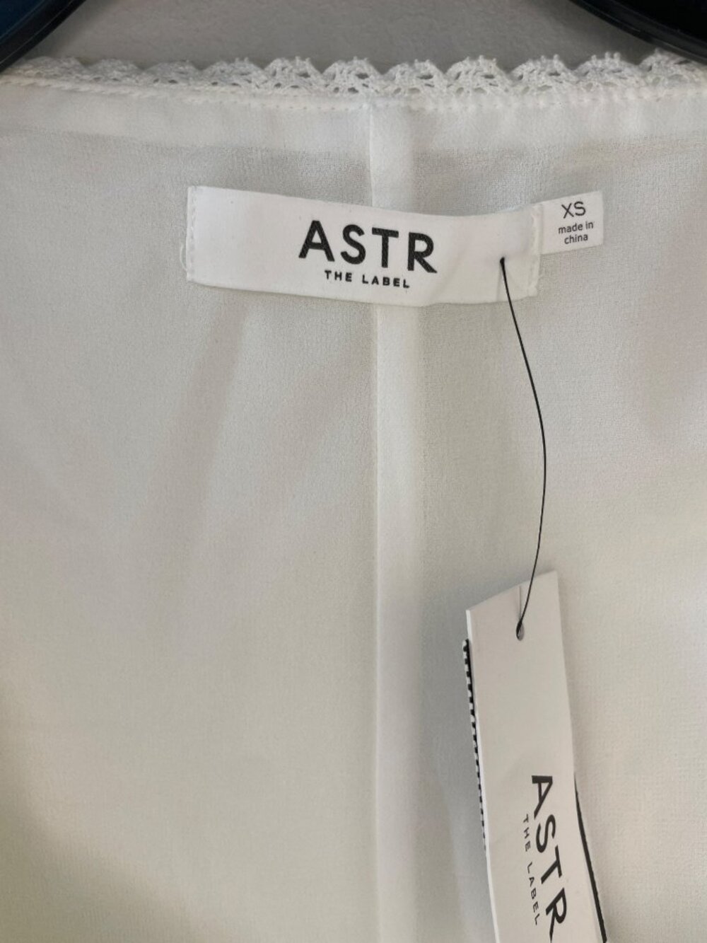 ASTR The Label Off-White Button-Front Lace Trim Blouse Women's Sz XS DEFECT NWT - Picture 5 of 8